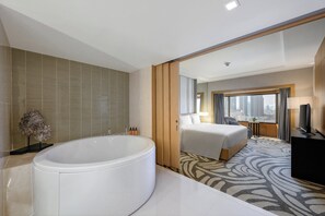 Presidential Suite (Presidential Suite) | Bathroom | Eco-friendly toiletries, hair dryer, bathrobes, slippers - Centara Grand at Central Plaza Ladprao Bangkok (Bangkok)