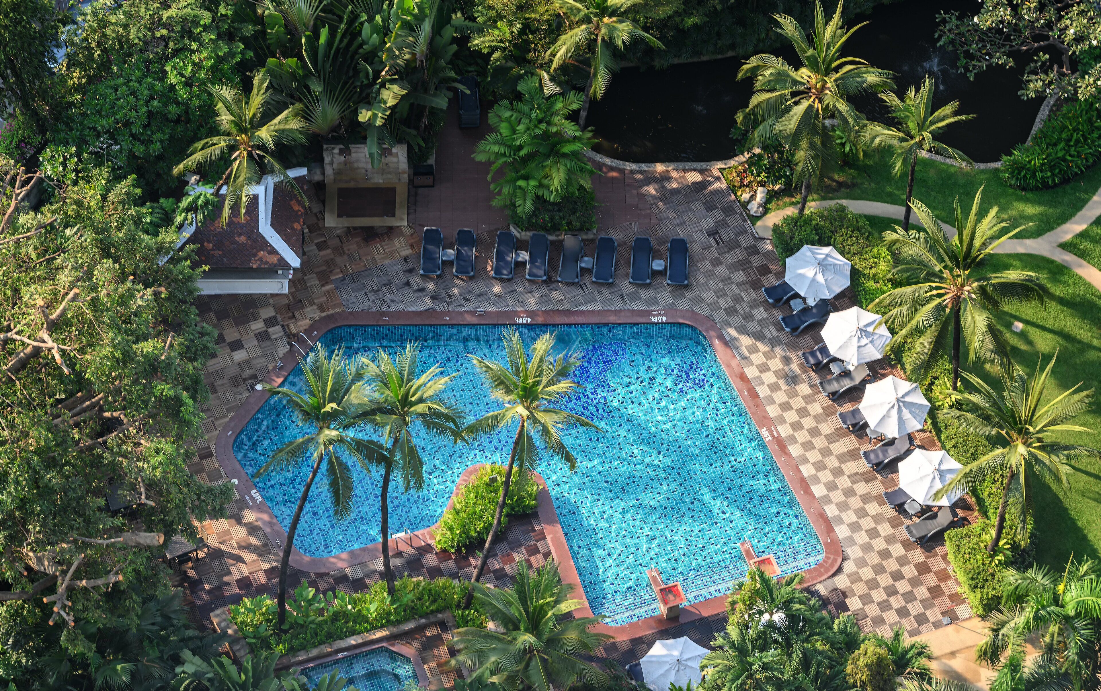 Ulkouima-allas avoinna 6.00–20.00, aurinkovarjoja, aurinkotuoleja