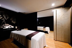 A modern hotel room with a large bed, a wooden floor, and a wall with a leaf pattern. - Centara Grand at Central Plaza Ladprao Bangkok (Bangkok)