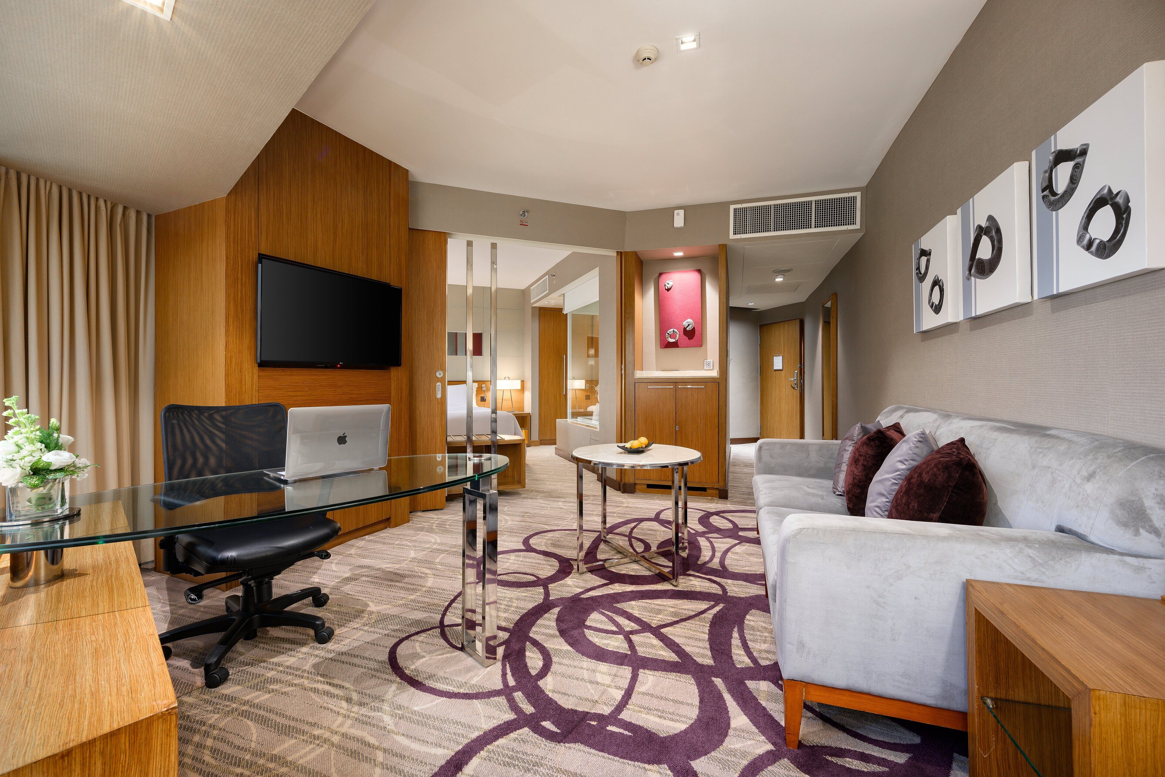 deluxe suite, 1 king bed (premium deluxe club) | minibar, in-room safe, desk, laptop workspace