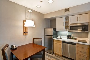 Fridge, microwave, stovetop, dishwasher - Homewood Suites by Hilton Windsor Locks Hartford (Windsor Locks)