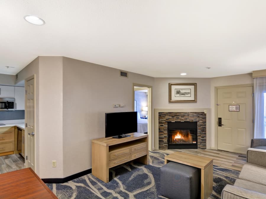 Suíte, vários quartos | 1 quarto, roupas de cama premium, escrivaninha