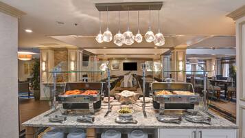 Café da manhã para viagem grátis todos os dias