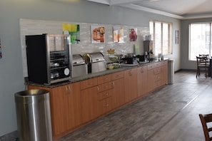 Free daily buffet breakfast - Country Inn & Suites by Radisson, Muskegon, MI (Muskegon)