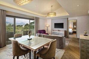 Tower Suite Room, 1 King Bed, Balcony | Living room