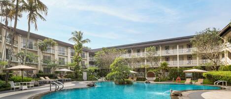 Hồ bơi ngoài trời, mở cửa từ 6:00 đến 18:00, lều miễn phí