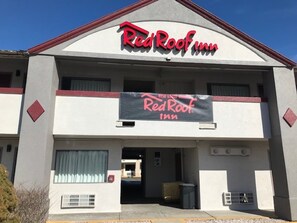 A Red Roof Inn building with a prominent signage, a flat roof, and a simple facade. - Red Roof Inn Somerset, PA (Somerset)