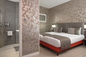 Ropa de cama de alta calidad y caja de seguridad en la habitación