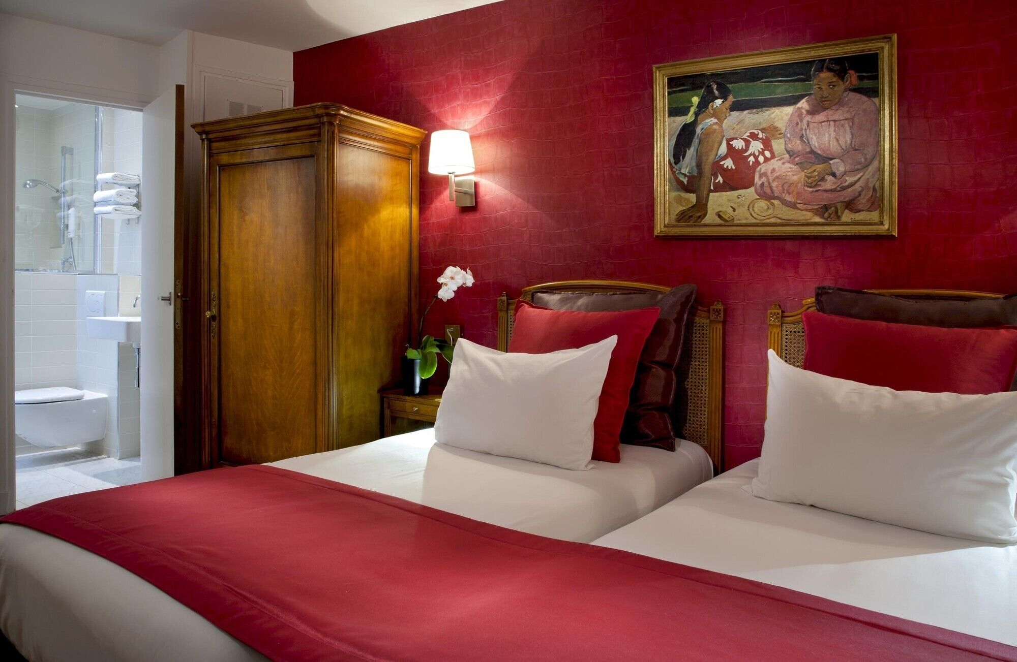 Premium bedding, in-room safe, desk, iron/ironing board