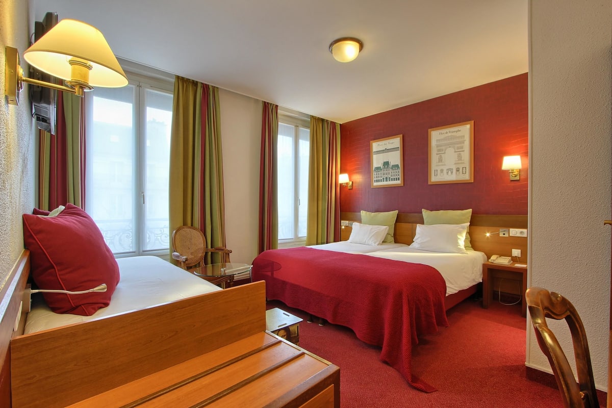 Premium bedding, in-room safe, desk, iron/ironing board