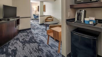 Bộ đồ giường cao cấp, nệm có lớp đệm bông, két bảo mật tại phòng