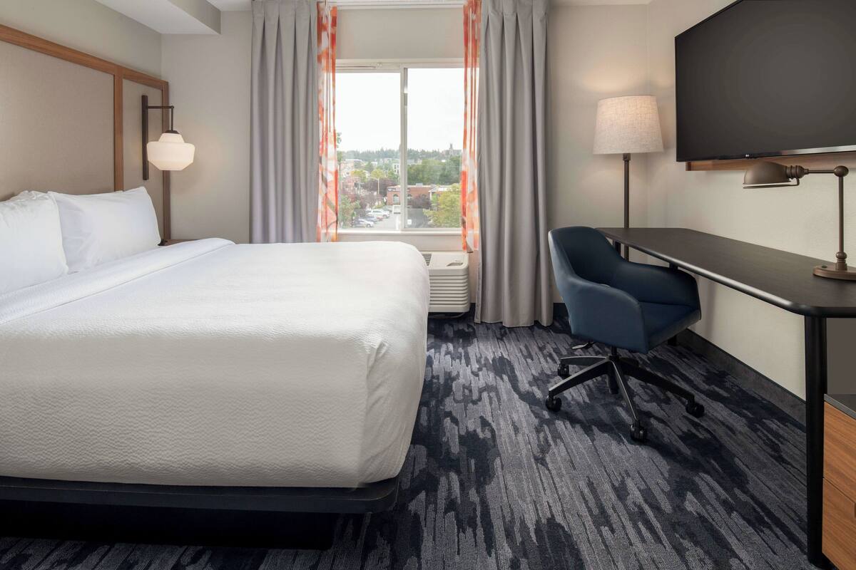 أغطية فراش متميزة وأسرّة بطبقة علوية مريحة وخزنة داخل الغرفة ومكتب