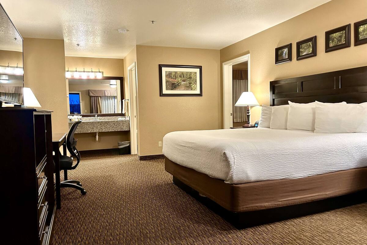 suite, multiple beds, non smoking, refrigerator & microwave | premium bedding, desk, laptop workspace, blackout curtains