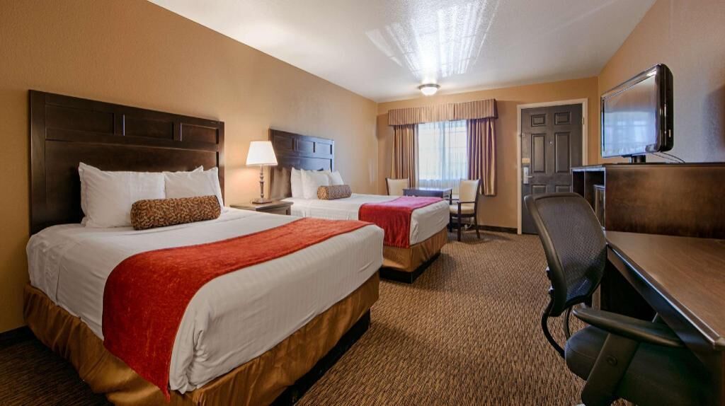 أغطية فراش متميزة ومكتب ومساحة عمل للكمبيوتر المحمول وستائر تعتيم