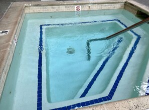 Piscine intérieure, piscine extérieure, 9 h à 22 h, chaises longues