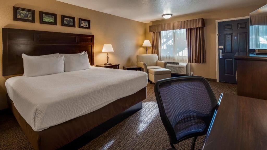 أغطية فراش متميزة ومكتب ومساحة عمل للكمبيوتر المحمول وستائر تعتيم