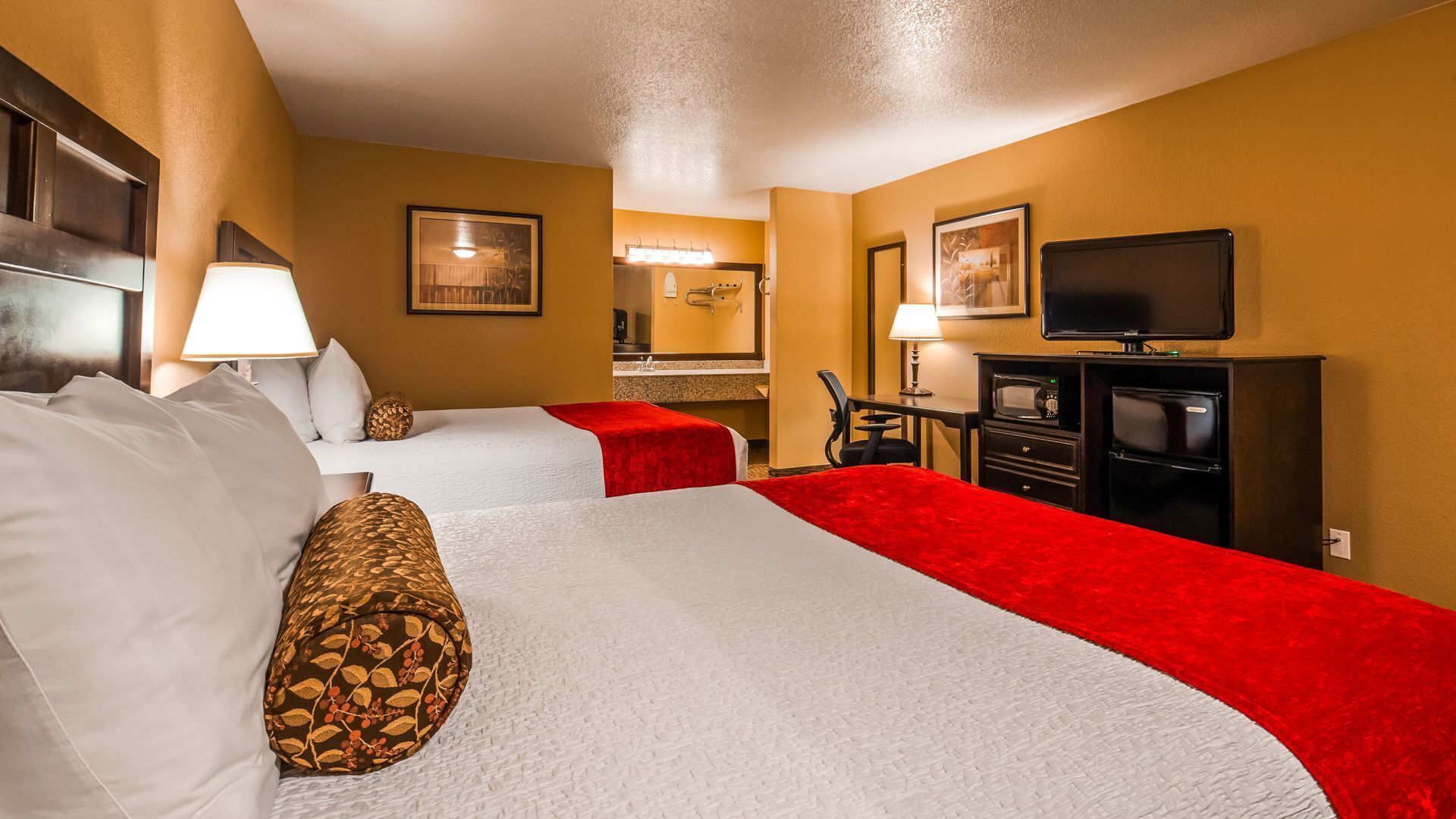 أغطية فراش متميزة ومكتب ومساحة عمل للكمبيوتر المحمول وستائر تعتيم