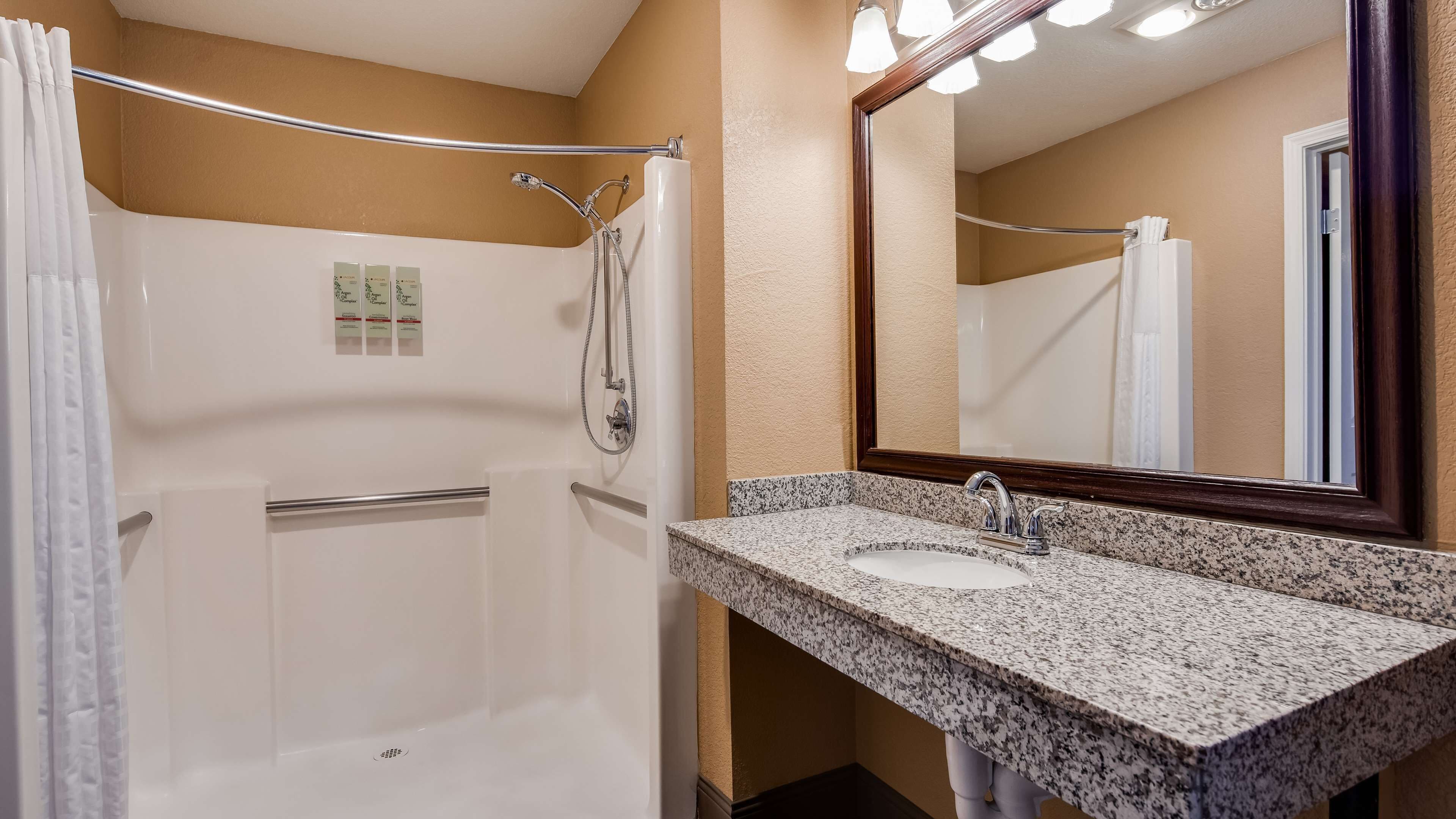 standard room, 1 queen bed, accessible, non smoking (walk-in shower) | bathroom | combined shower/bathtub, free toiletries, hair dryer, towels