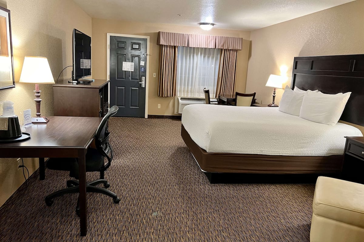 Standard Room, 1 King Bed, Non Smoking, Refrigerator & Microwave (Larger Room)