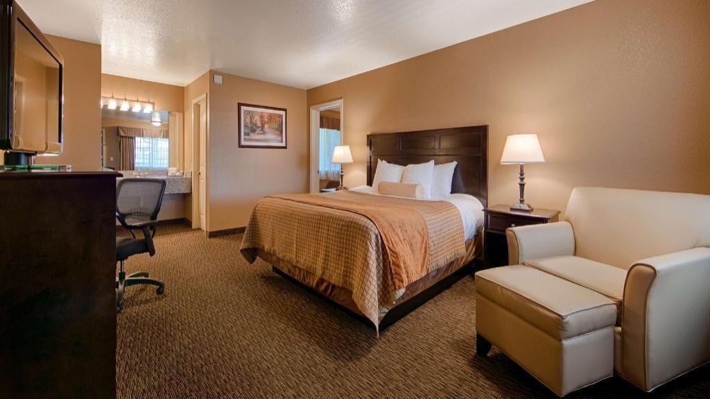 أغطية فراش متميزة ومكتب ومساحة عمل للكمبيوتر المحمول وستائر تعتيم