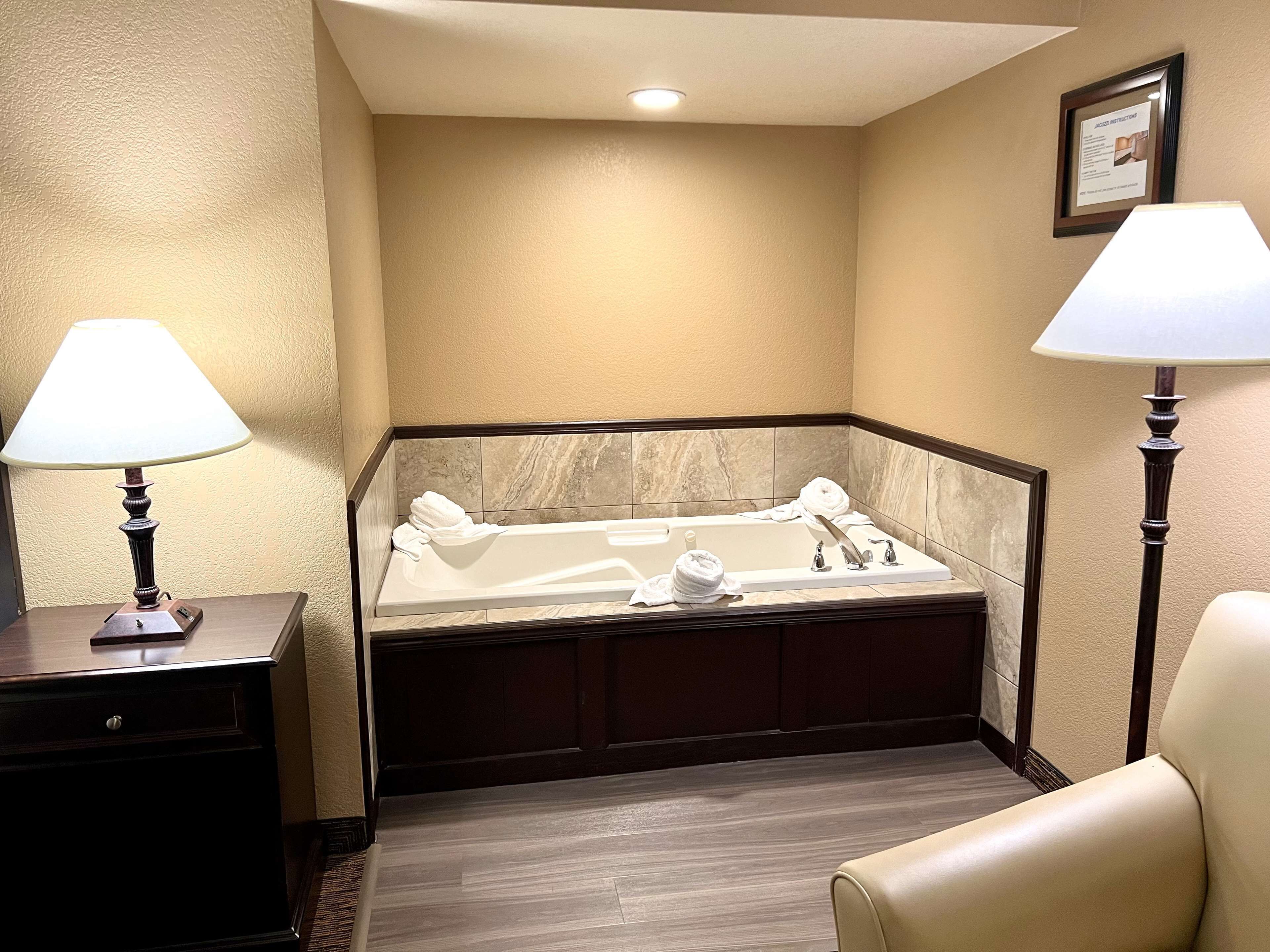 standard room, 1 king bed, non smoking, jetted tub | jetted bathtub