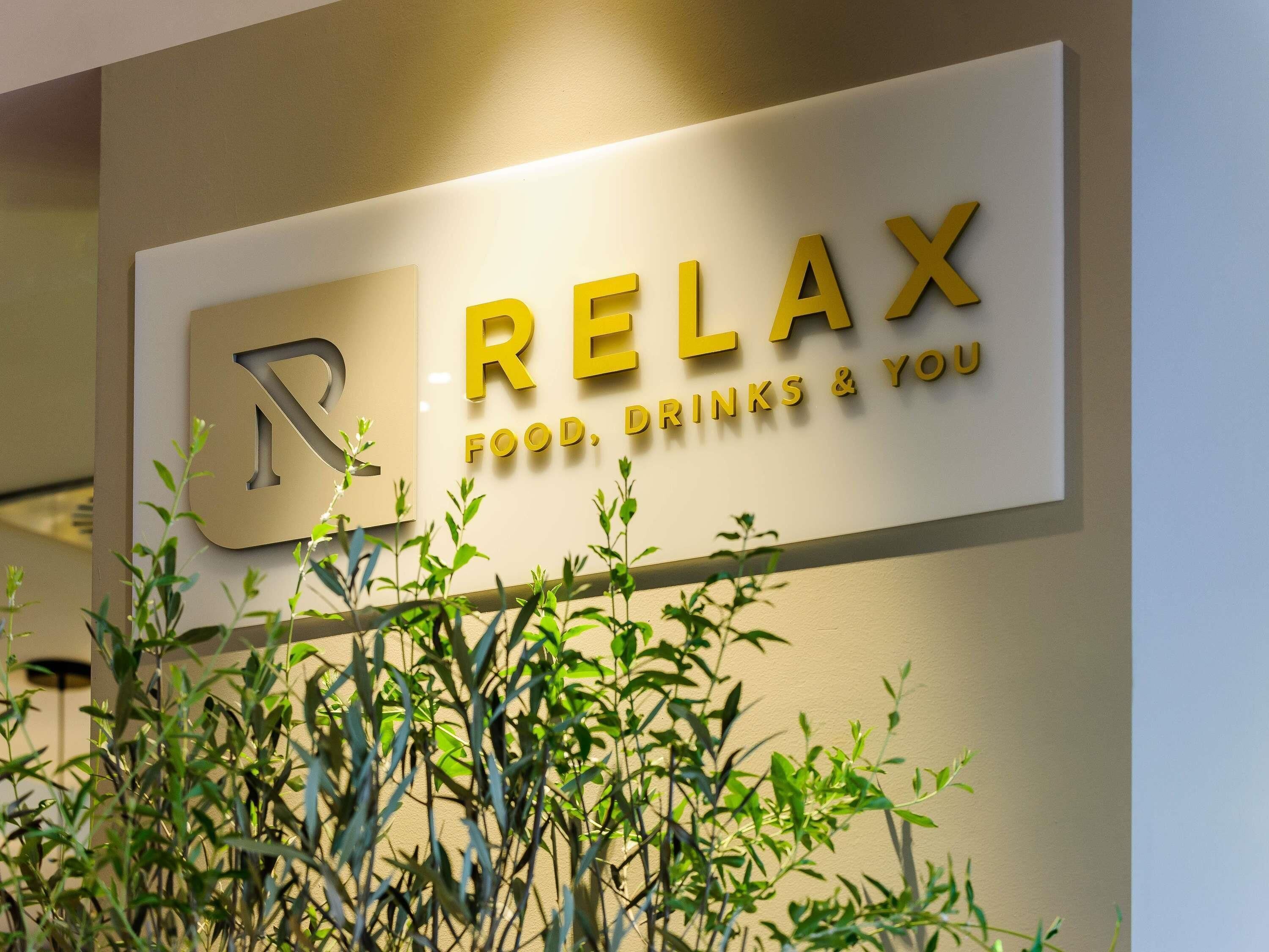 breakfast, lunch, dinner served; international cuisine