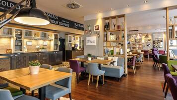 TĂ€gliches FrĂŒhstĂŒcksbuffet (26.00 EUR pro Person)