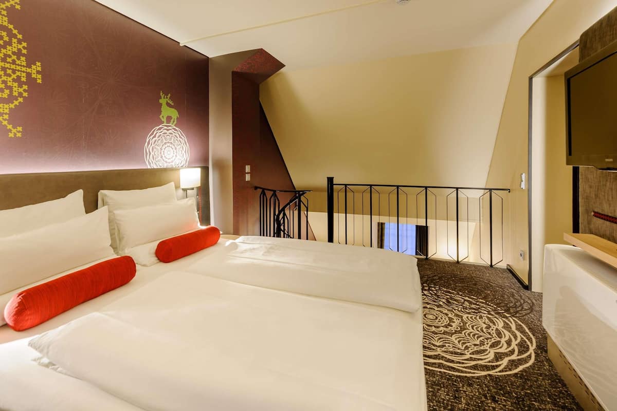 Seprai antialergi, minibar gratis, brankas, dan meja kerja