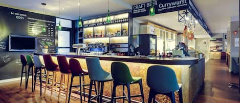 Serves breakfast and lunch