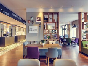Serveert ontbijt, lunch, diner, internationale gerechten 