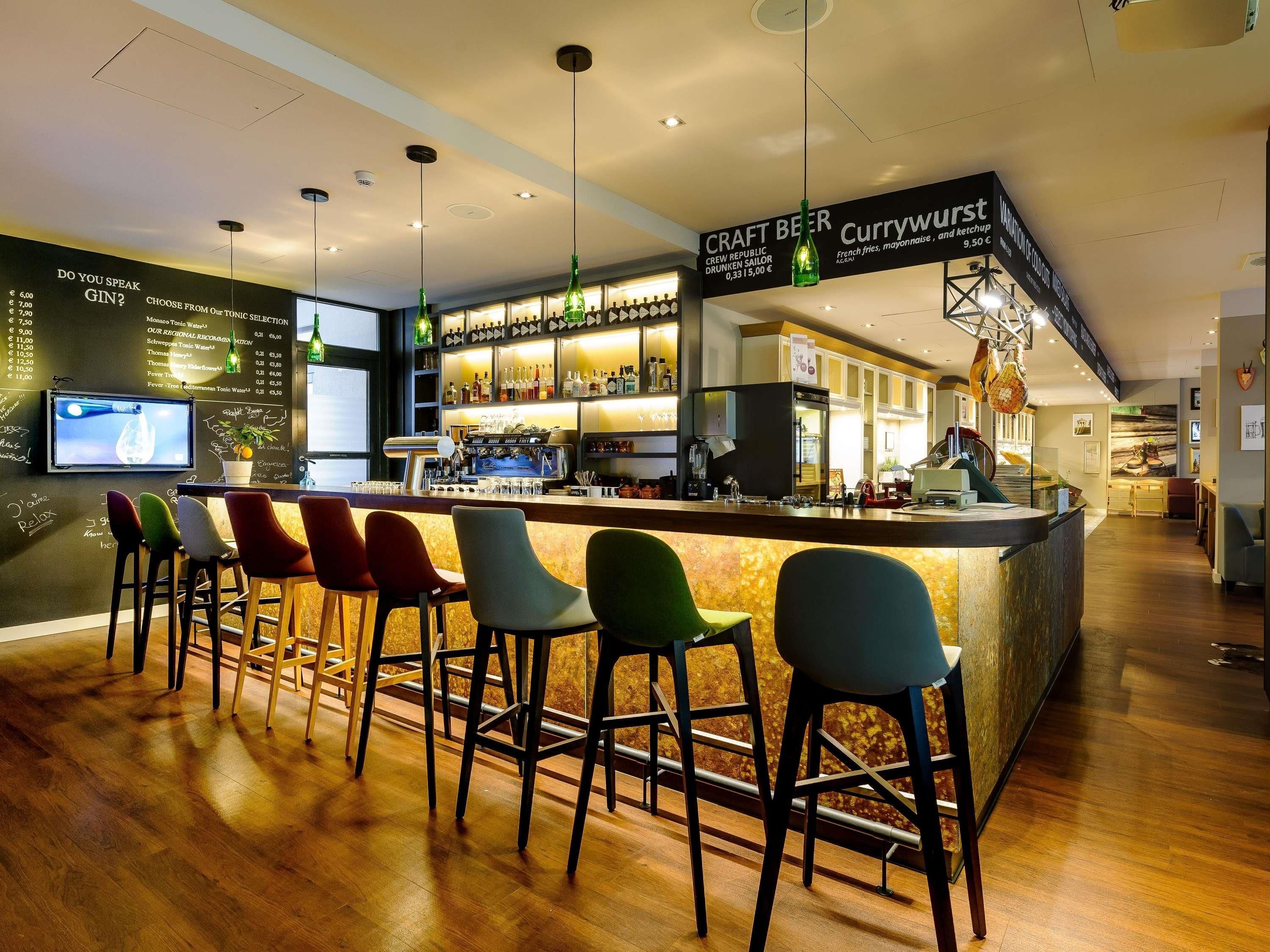 Eine Bar mit einer Theke, Hockern und einer Auswahl an Craft-Bieren.