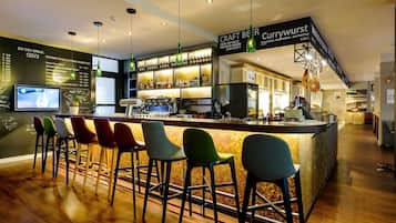 Eine Bar mit einer Theke, Hockern und einer Auswahl an Craft-Bieren.