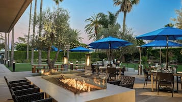 Déjeuner et dîner servis sur place