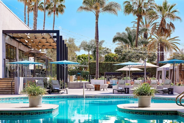 Piscine extérieure, parasols, chaises longues