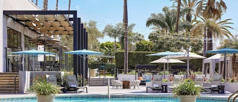 Piscine extérieure, parasols, chaises longues