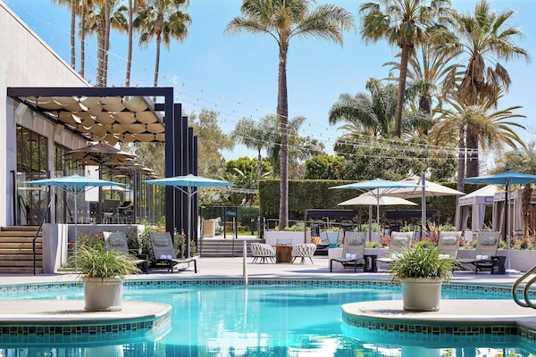 Kolam renang terbuka, payung kolam, kerusi lepak pantai