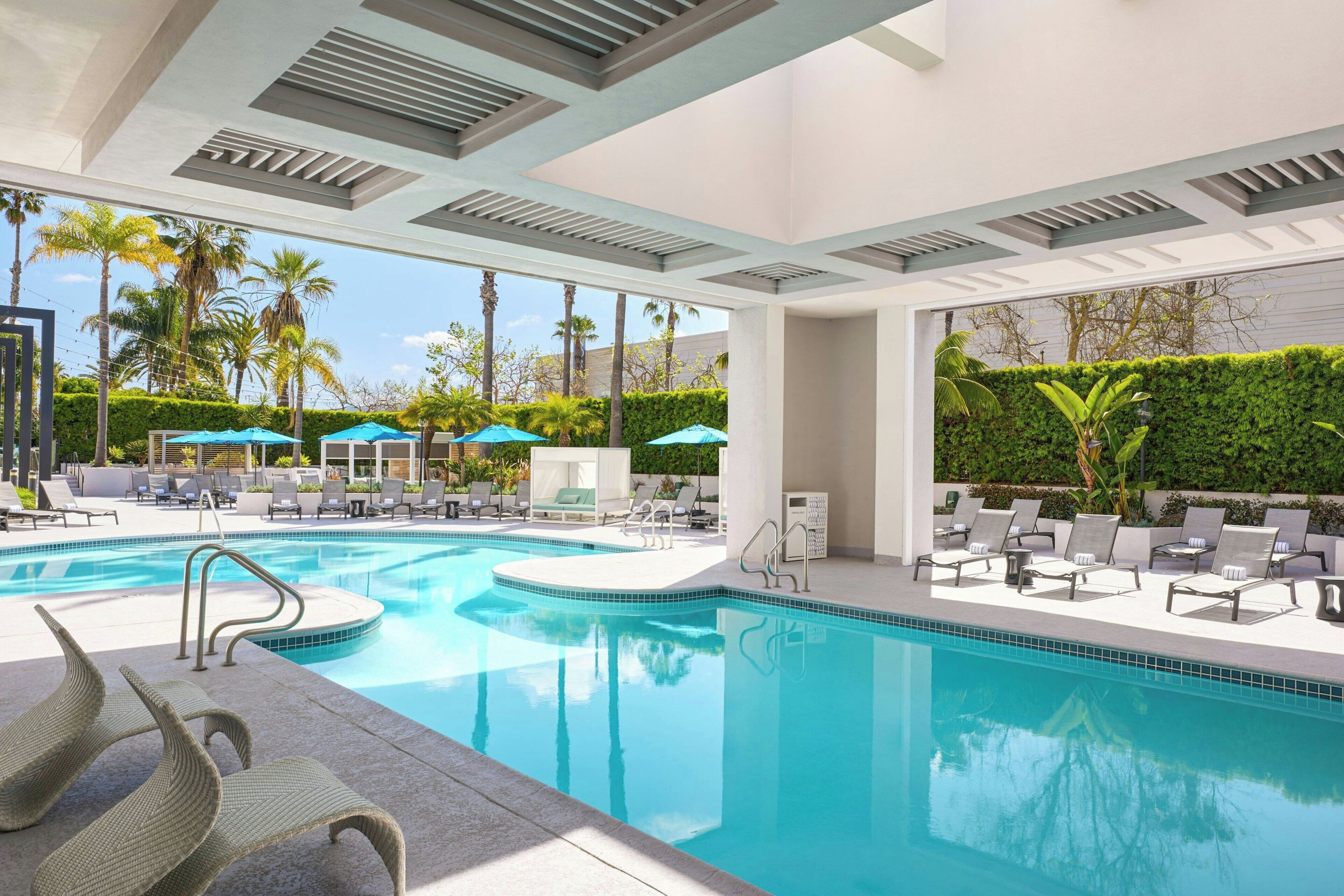 Piscine extérieure, parasols de plage, chaises longues