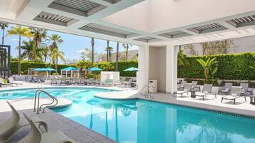 Piscine extérieure, parasols de plage, chaises longues