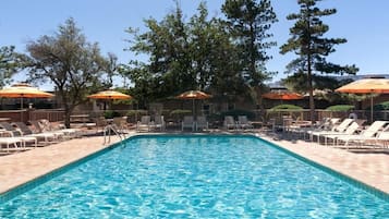 Una piscina al aire libre de temporada