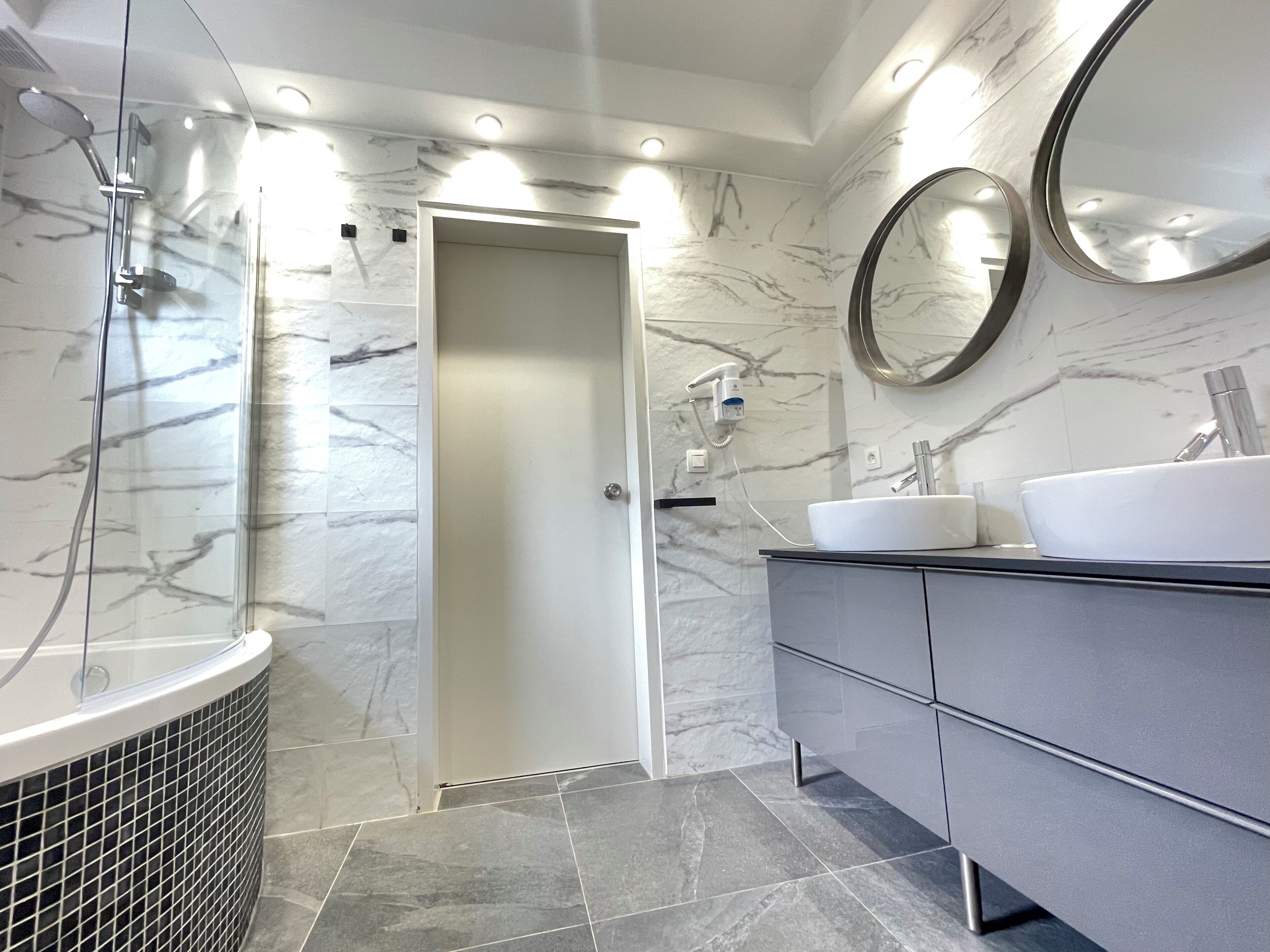 standard apartment, 2 bedrooms | bathroom | hair dryer, towels