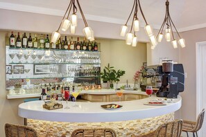 2 bars/lounges, swim-up bar, poolside bar