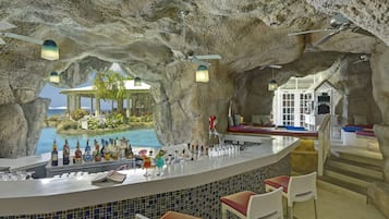 2 bares/lounges, bar molhado, bar ao lado da piscina