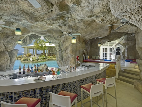 2 bares/lounges, bar molhado, bar ao lado da piscina. Crystal Cove, A Tribute Portfolio All-Inclusive Resort
