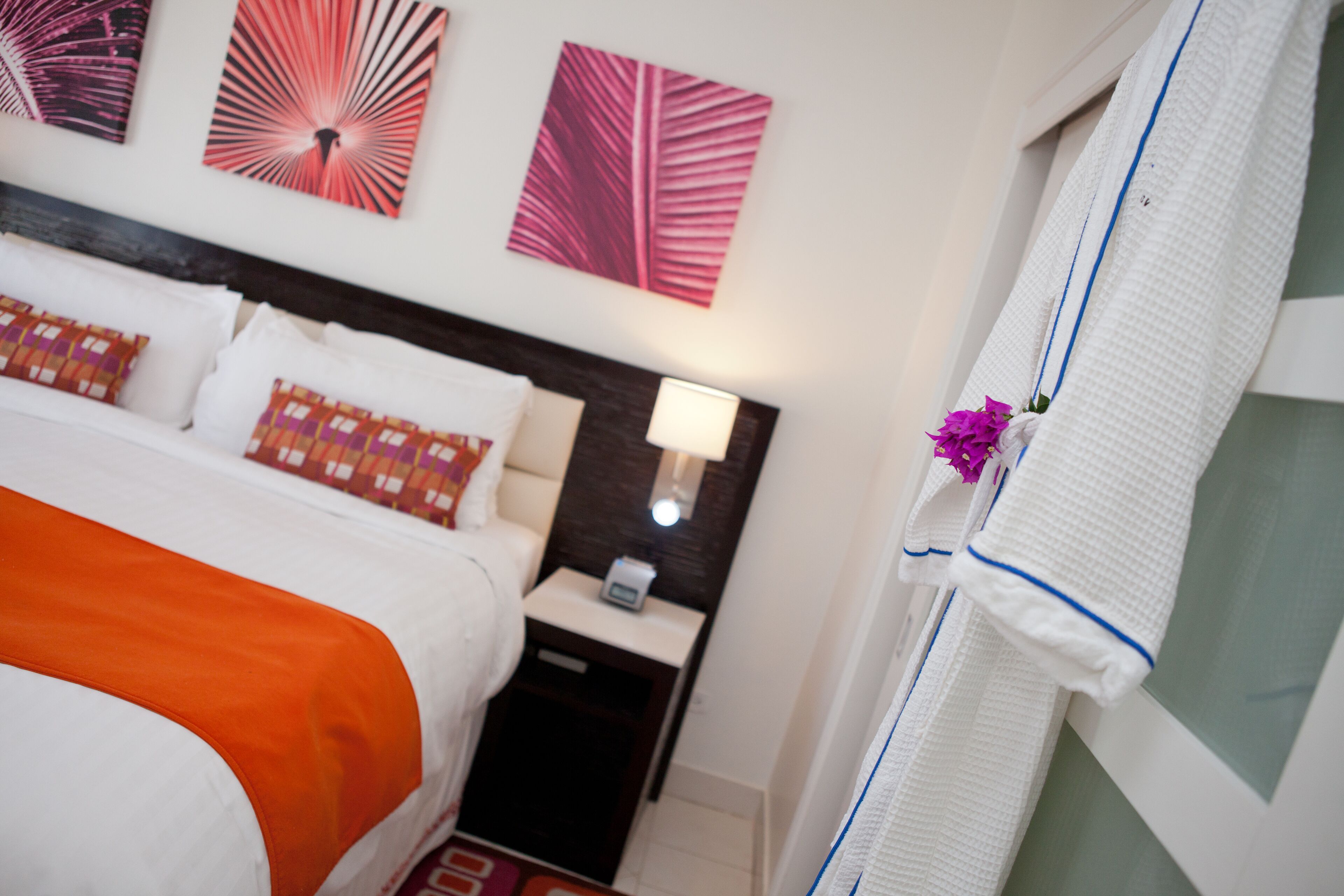 Minibar, safe på rommet, skrivebord og blendingsgardiner