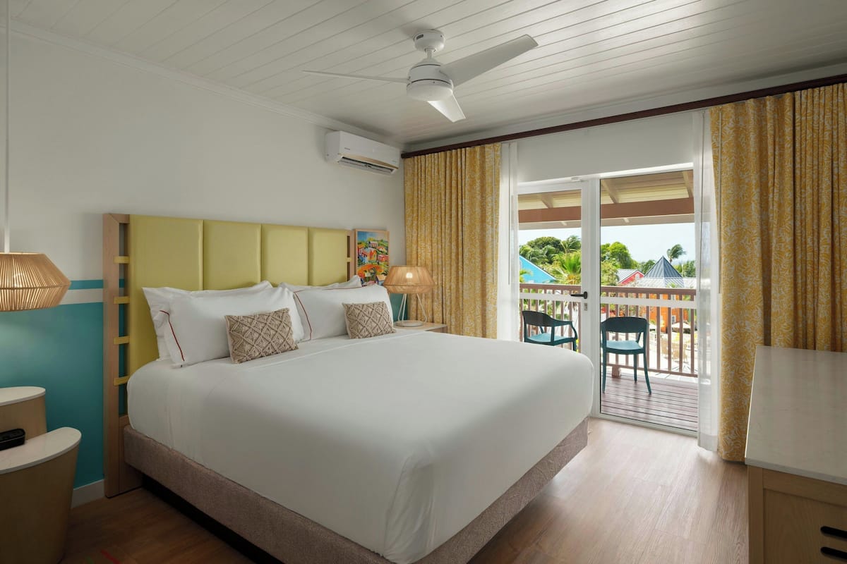 3 outdoor pools, pool umbrellas, pool loungers