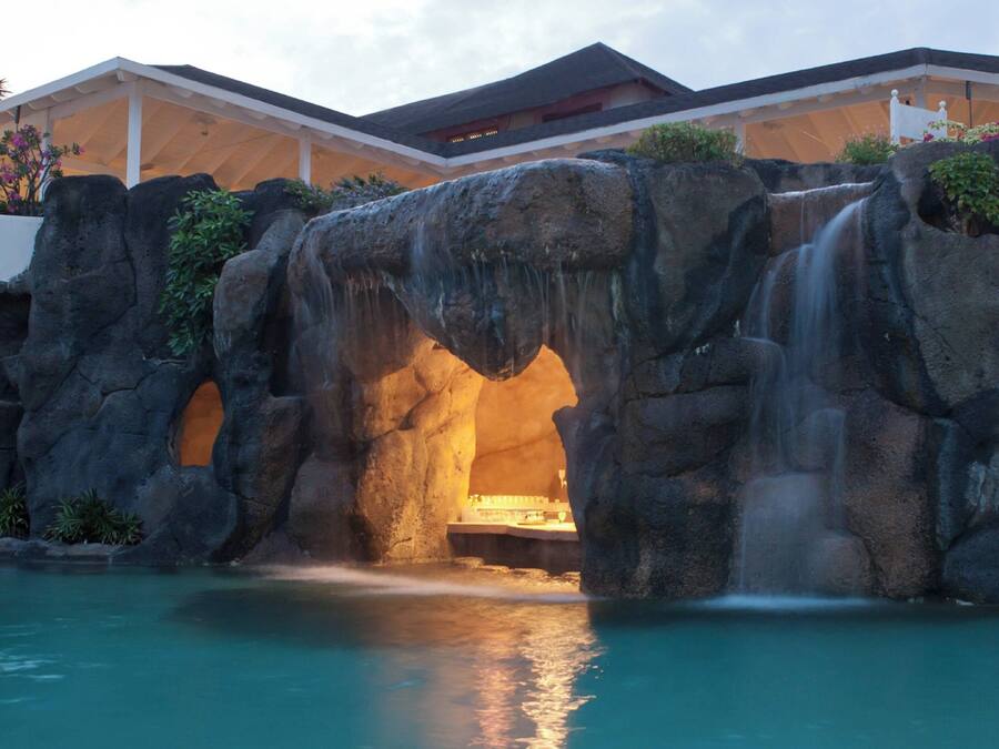 2 bars/lounges, swim-up bar, poolside bar