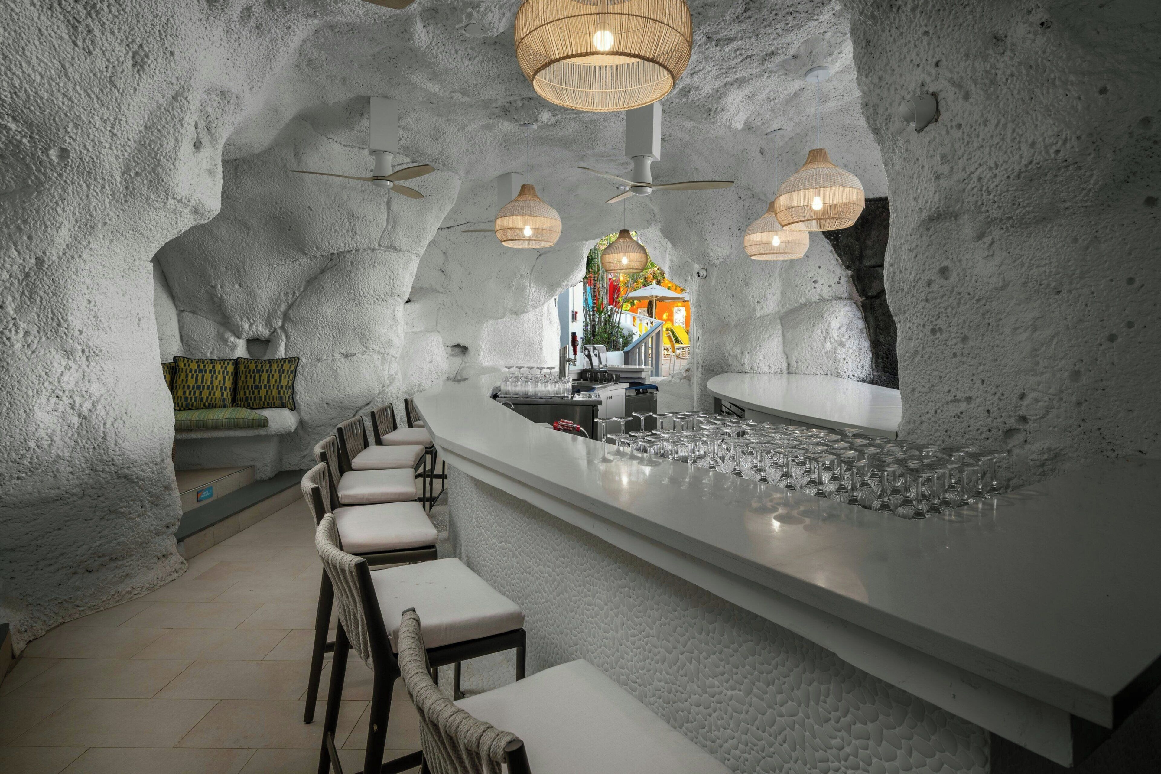 2 bars/lounges, swim-up bar, poolside bar
