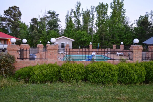 Una piscina al aire libre de temporada