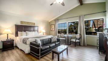 Jacuzzi Suite King Bed Room | Ropa de cama de alta calidad y colchones con acolchado adicional