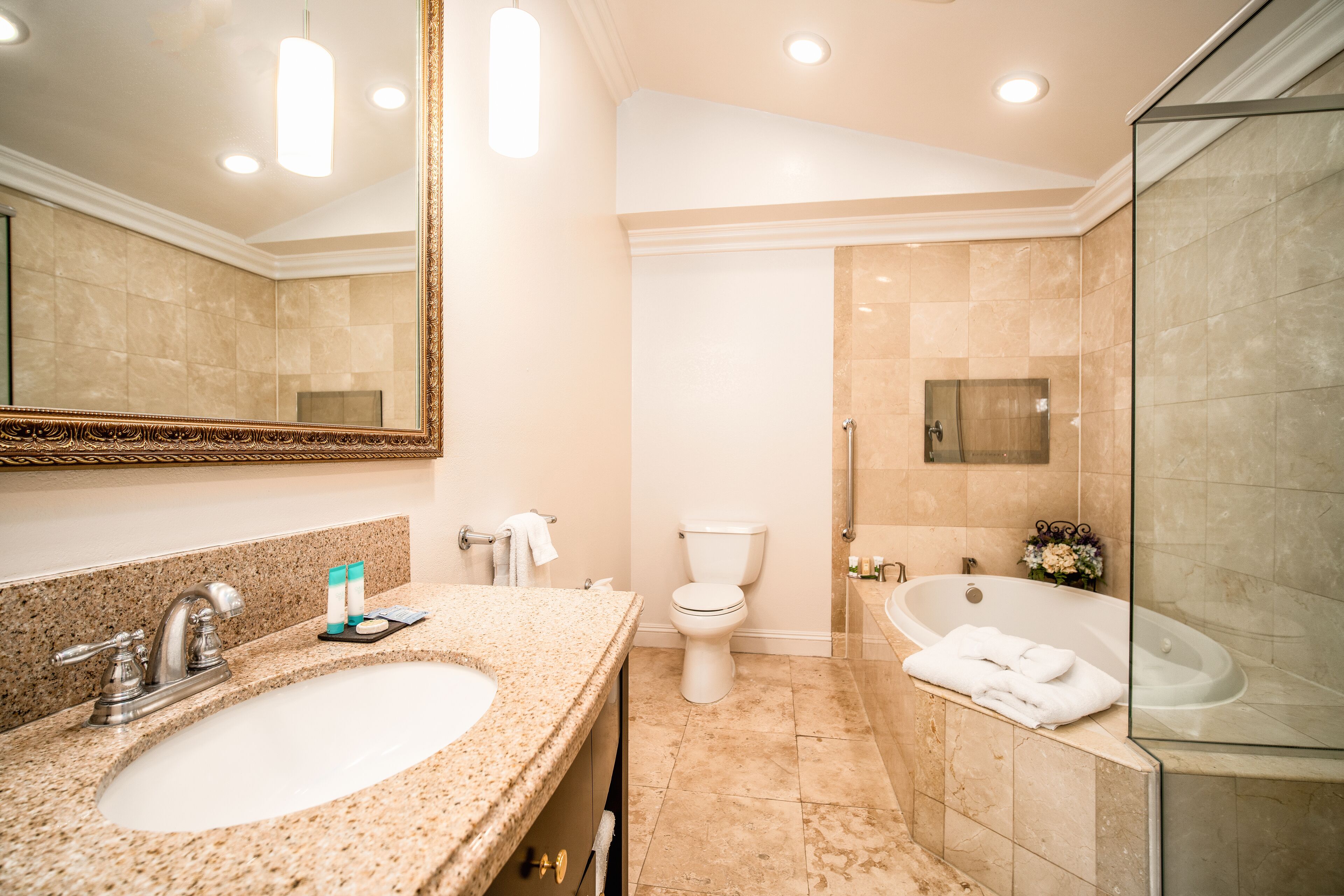 jacuzzi suite king bed room | bathroom | combined shower/bathtub, free toiletries, hair dryer, towels